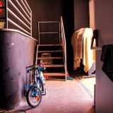Il sottopalco che che rivela lo stato di abbandono del teatro
